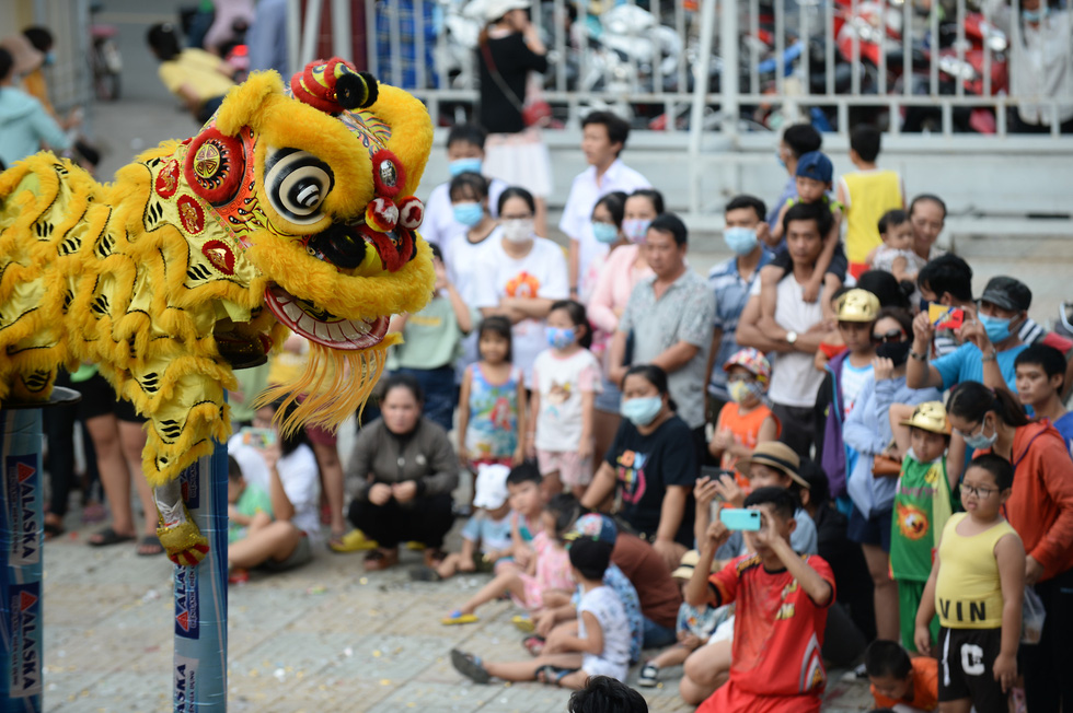 Người dân và khách du lịch thưởng thức biểu diễn lân sư rồng